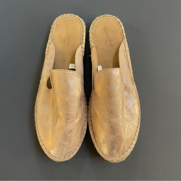 Universal Thread Gold Mules - Picture 2 of 8